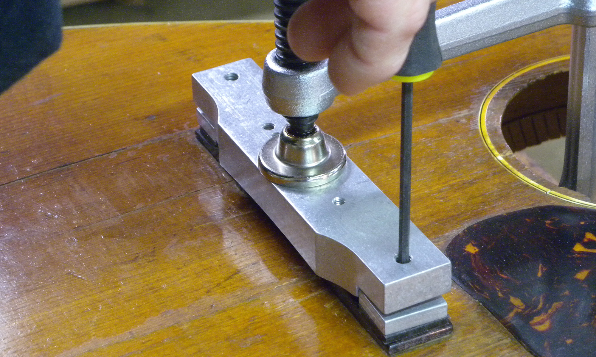 Instrucciones para las herramientas de puente acústico StewMac