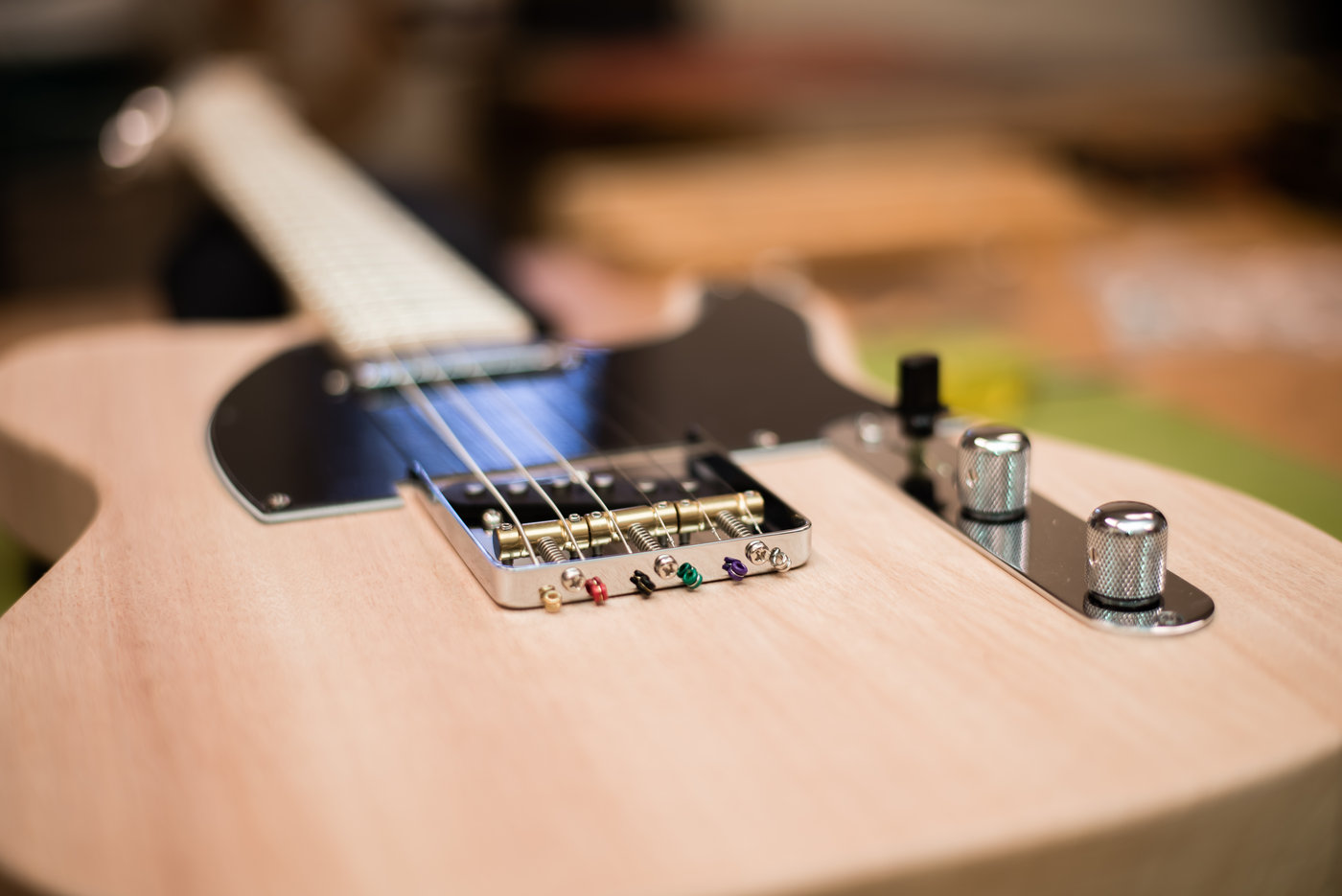 Puente de guitarra que muestra cuerdas de extremo de bola