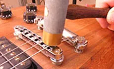 Foto: martillo para trastes haciendo muescas de cuerda