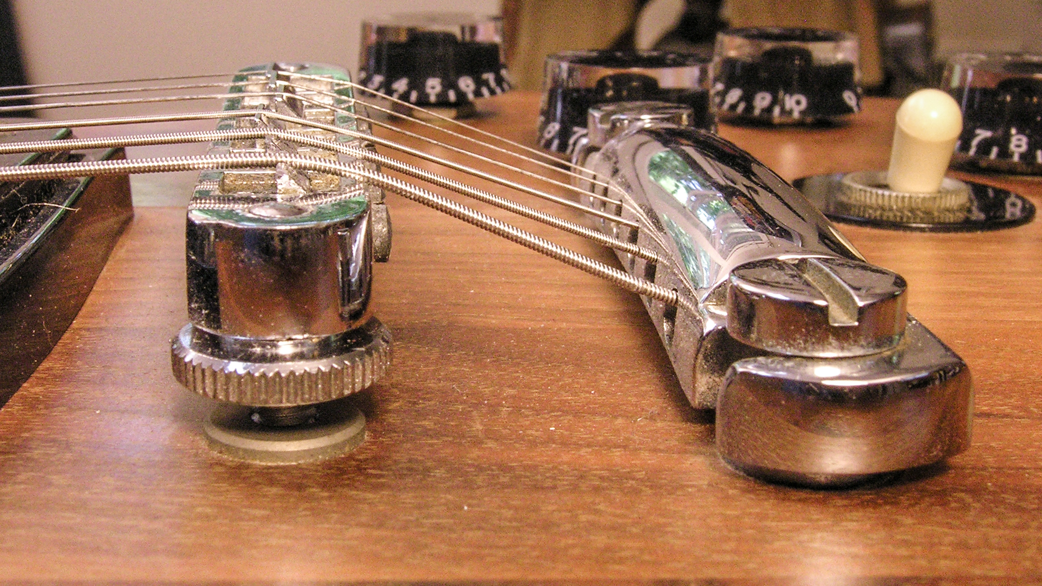 Configuración de Tune-O-Matic: ¿el problema con el puente o el ángulo mástil?