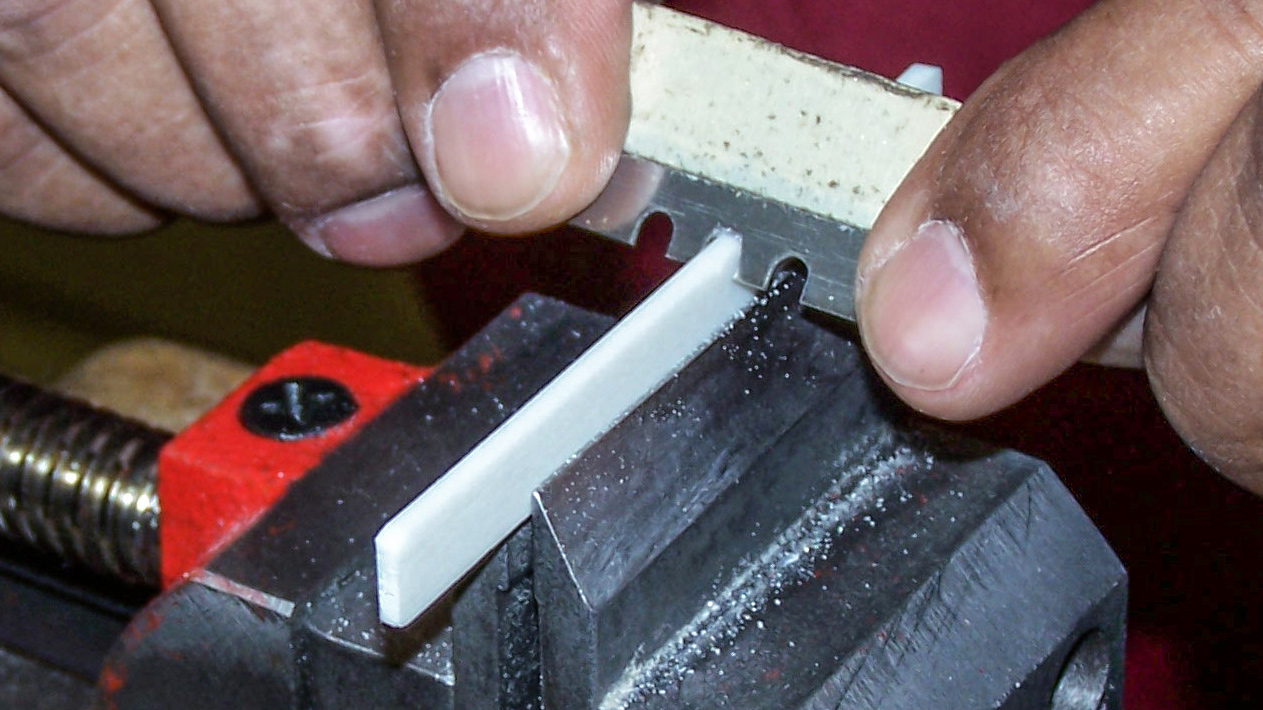 Uso de una hoja de cuchillo útil como moldeador de silleta