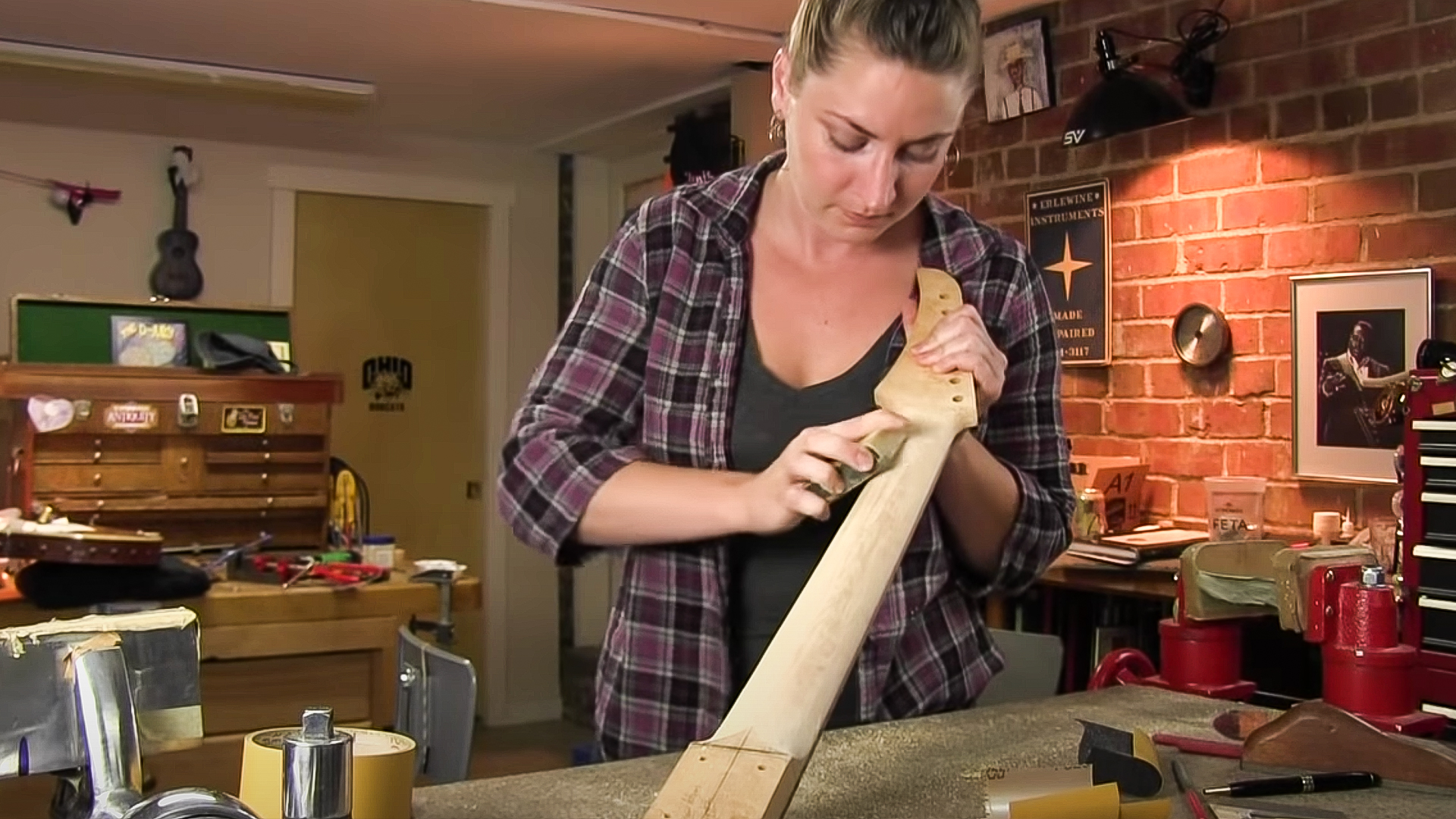 Dar forma final a un mástil con limas y raspadores