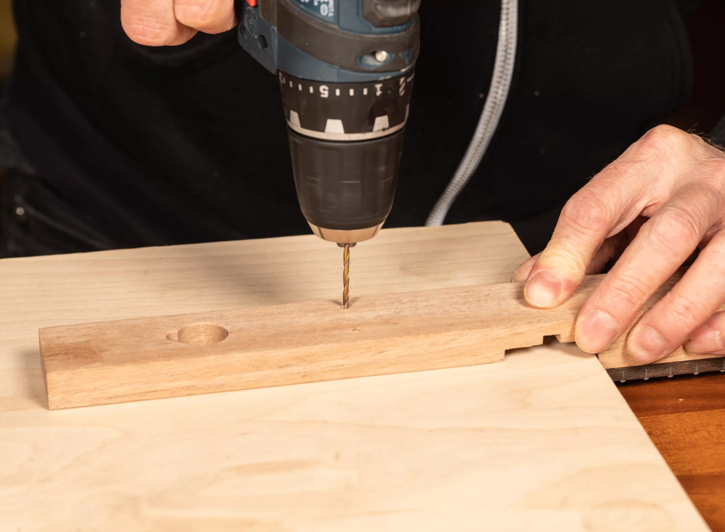 pho017 taladre los orificios del mástil.jpg