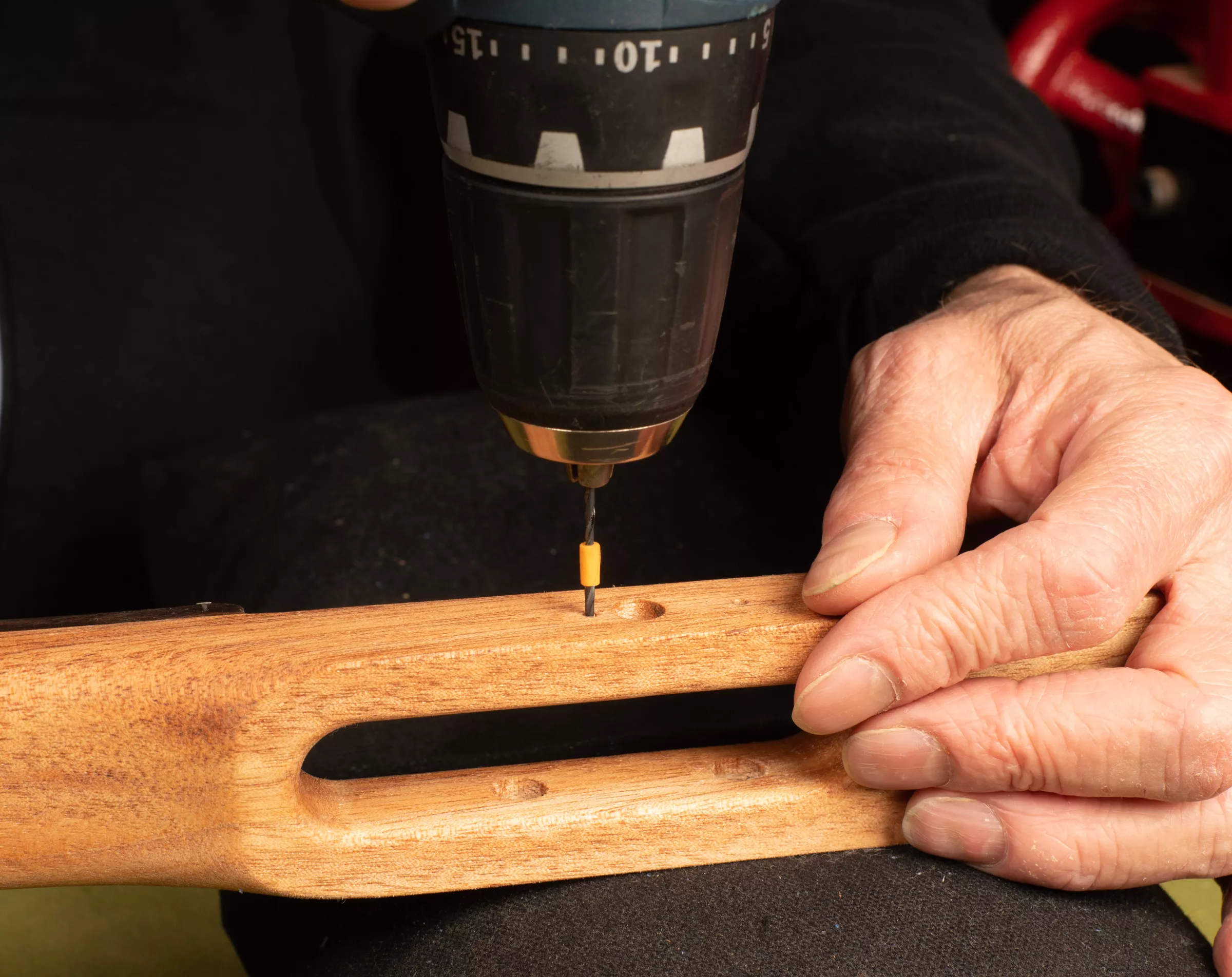 pho026 agujeros piloto del sintonizador.jpg