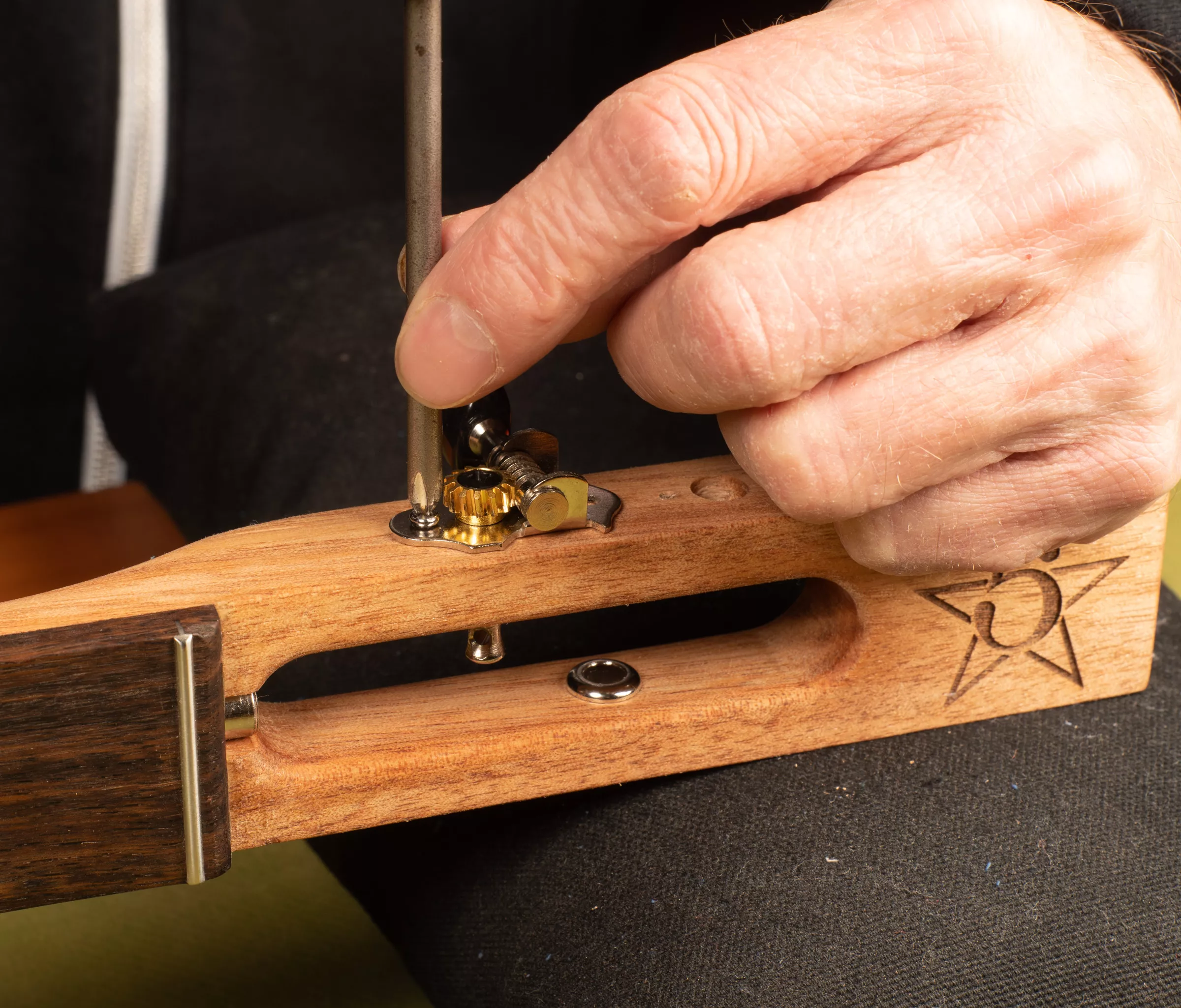 pho027 instalar clavijeros.jpg