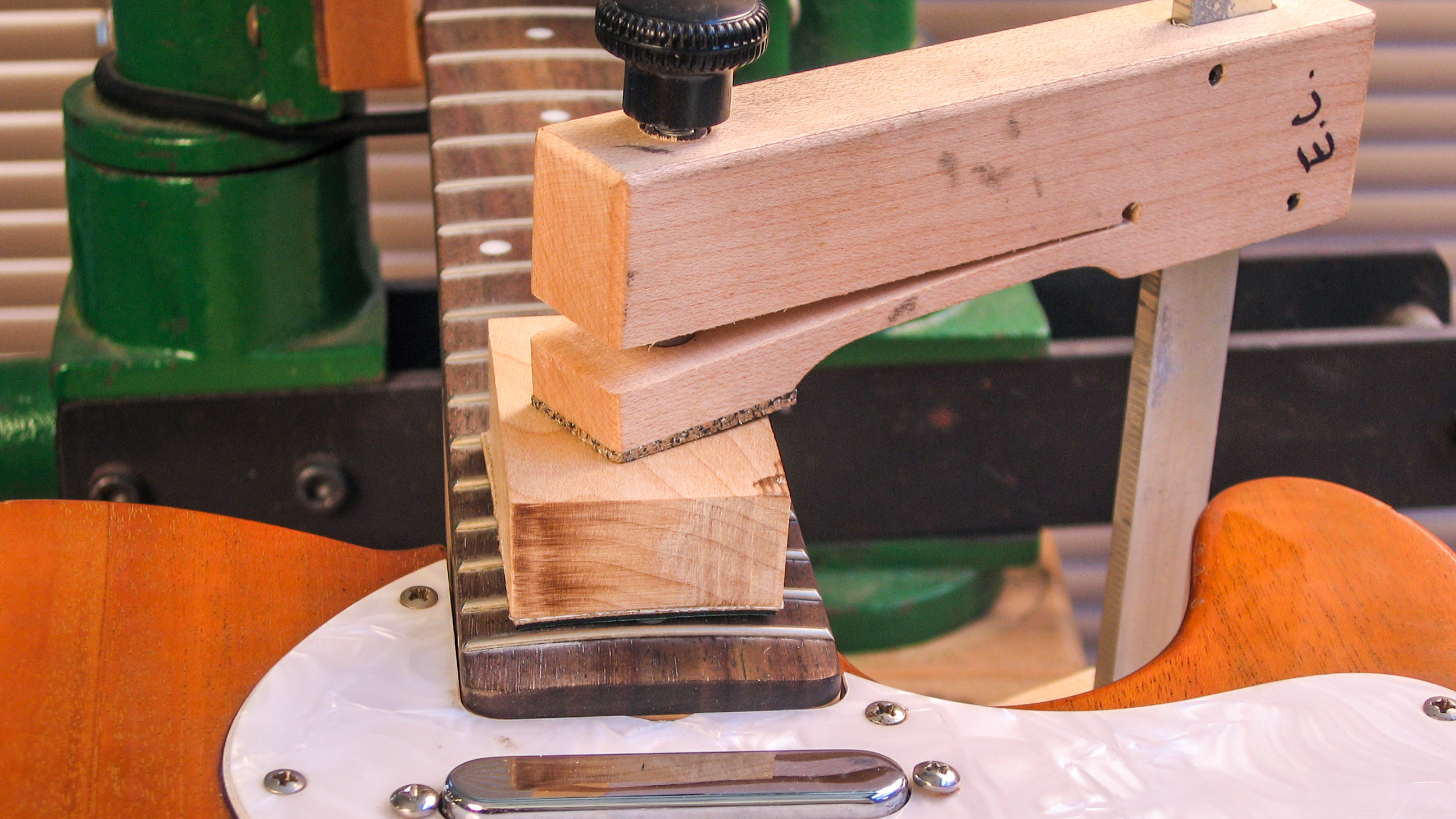 Cómo instalar un mástil estilo guardabarros (atornillado)