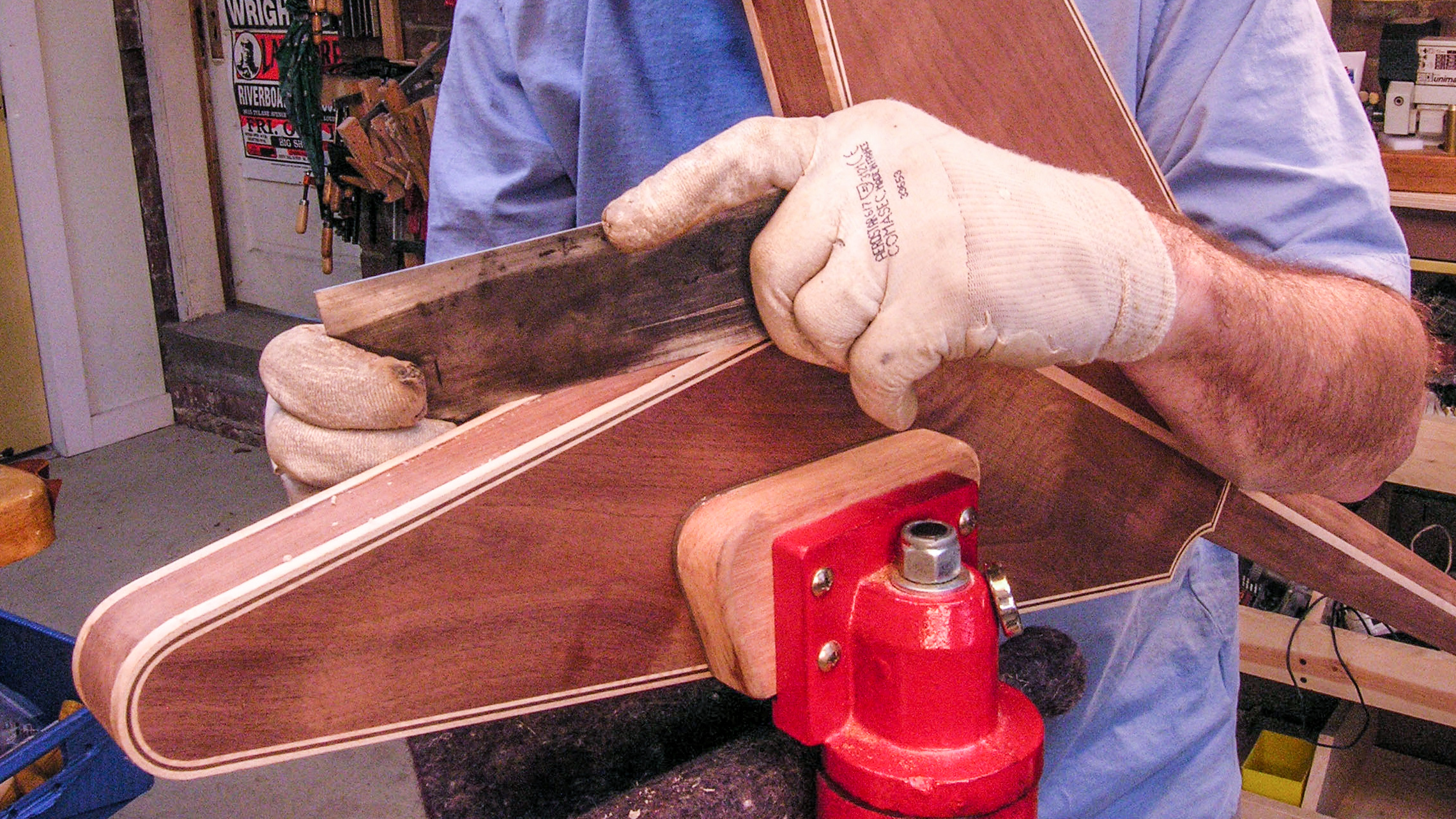 Raspar —no lijar— a fin de preparar la madera para el acabado Raspar —no lijar— a fin de preparar la madera para el acabado