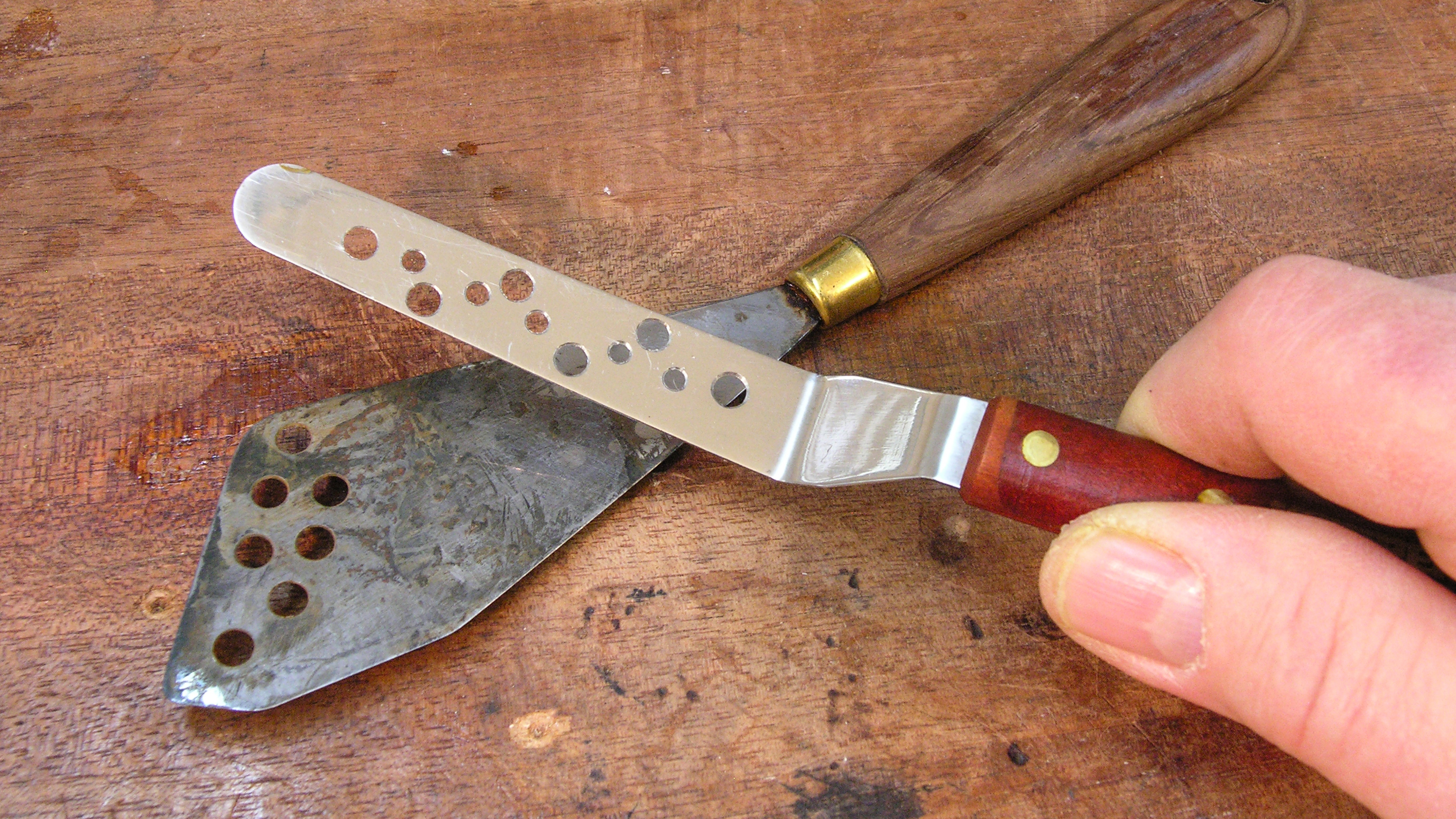 Usando un "cuchillo de queso suizo" para fijar la parte posterior en un 1923 Gibson Usando un "cuchillo de queso suizo" para fijar la parte posterior en un 1923 Gibson