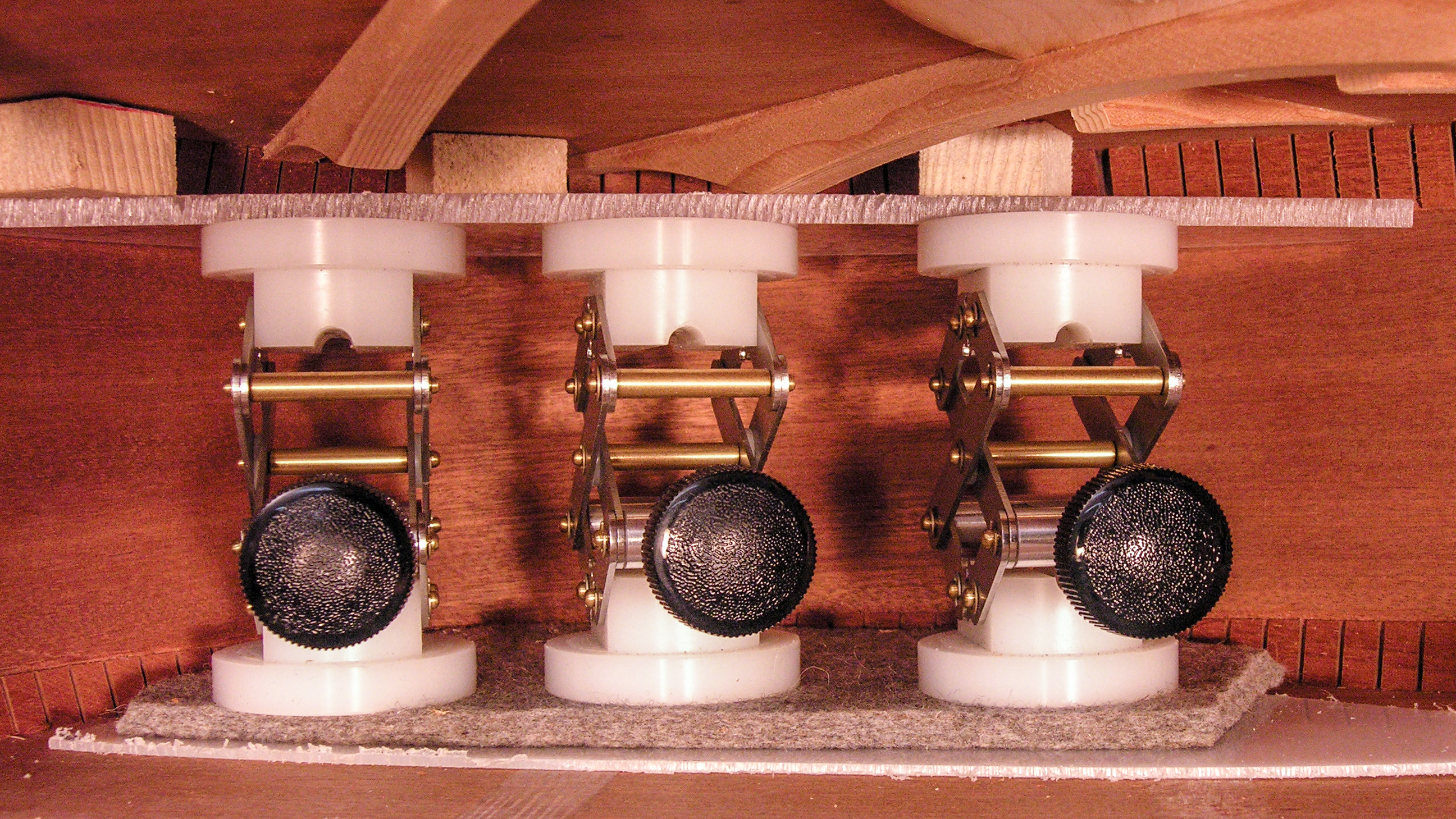 Trabaja en el boca con el jack de tijera y un espejo