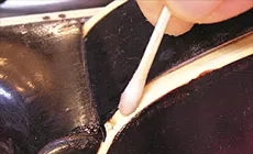 limpiar la cola en escamas con agua caliente