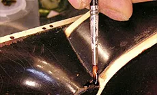 cepillo relleno de pegamento a la mandolina