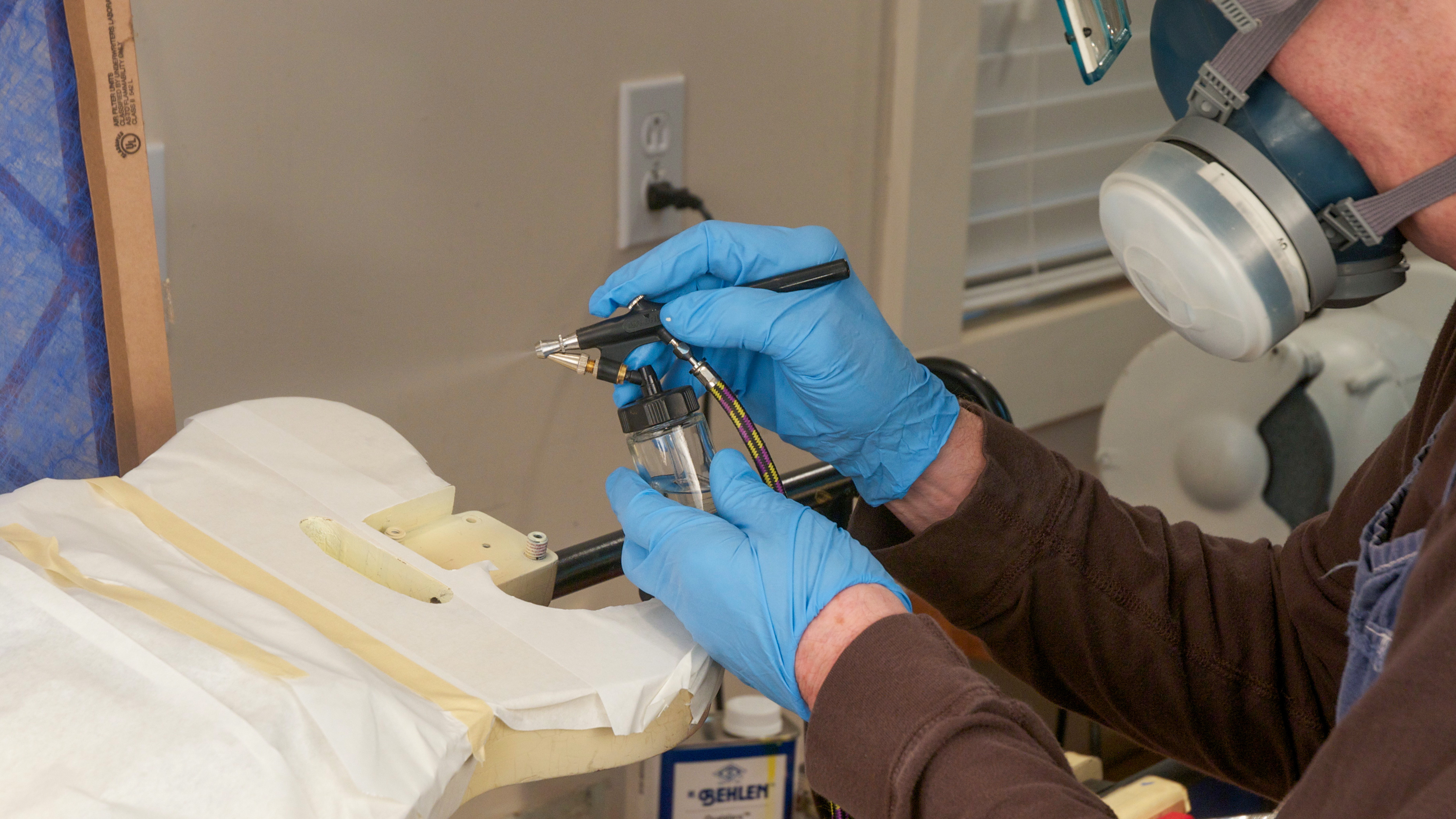 Cabina de pintura “low-tech” de Dan Erlewine para un taller pequeño