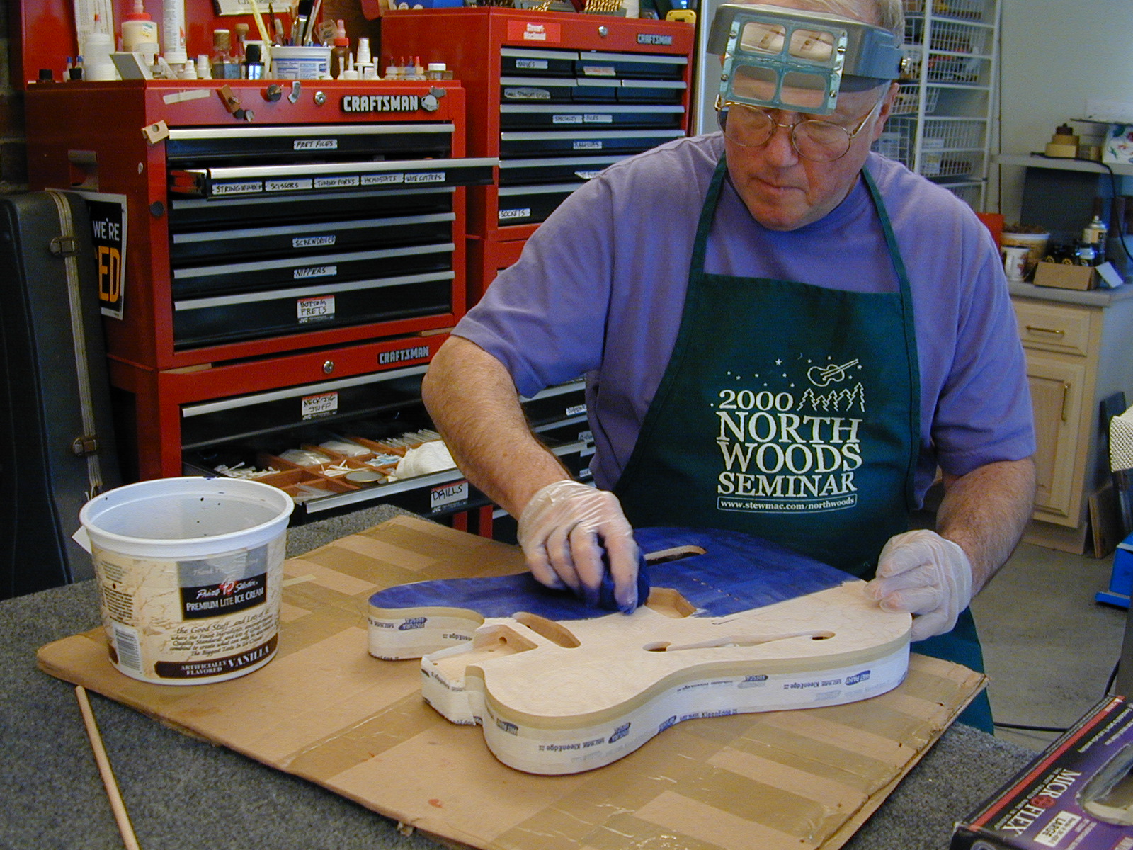 Acabado de una guitarra azul, lijado final y frotado