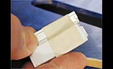 Hoja de afeitar con un trozo de cinta de binding 