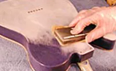 Lija todo el cuerpo con papel de lija Fre-Cut de grano 400