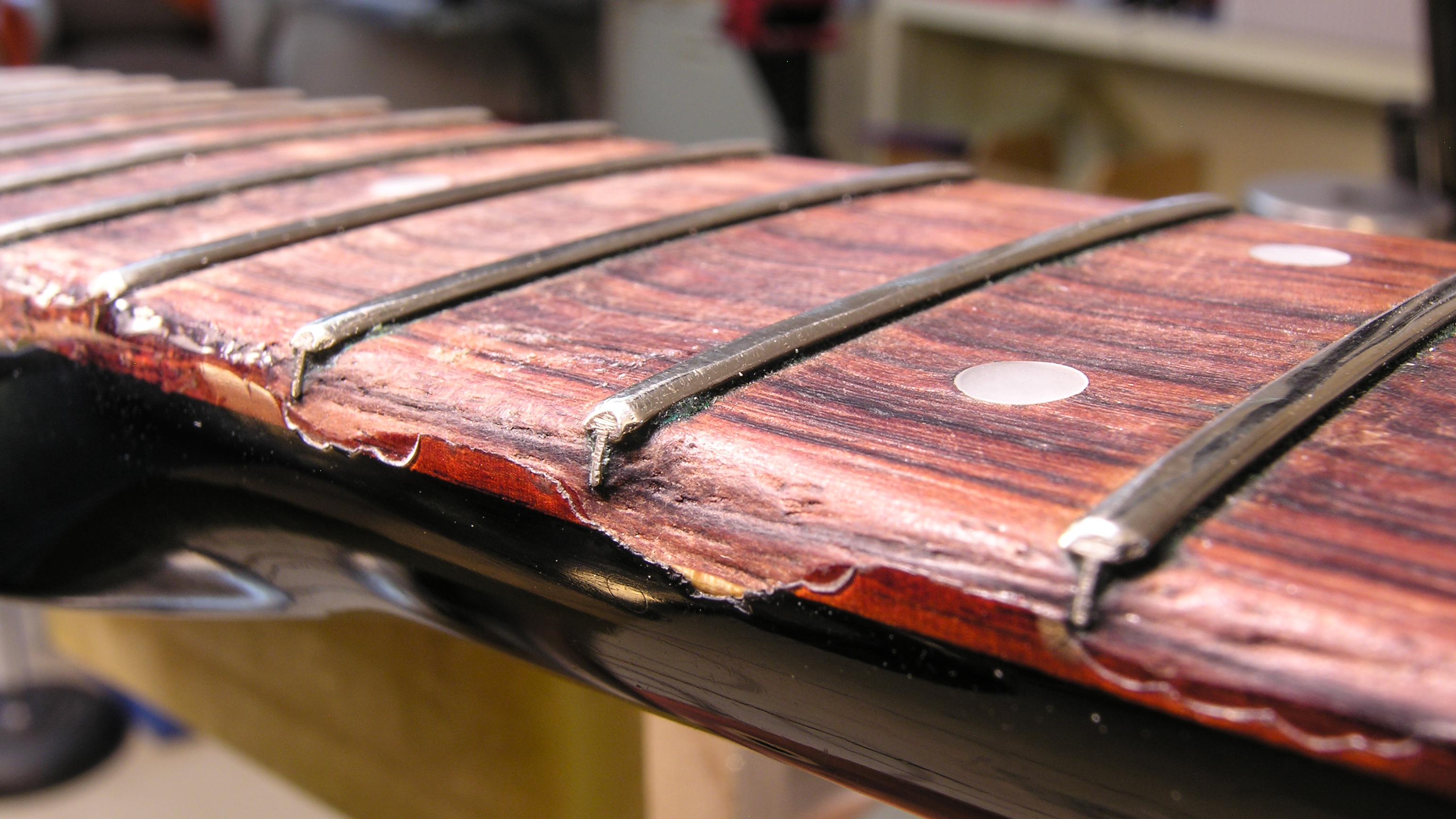 Fijación de un mástil muy desgastado: super glue como relleno y acabado