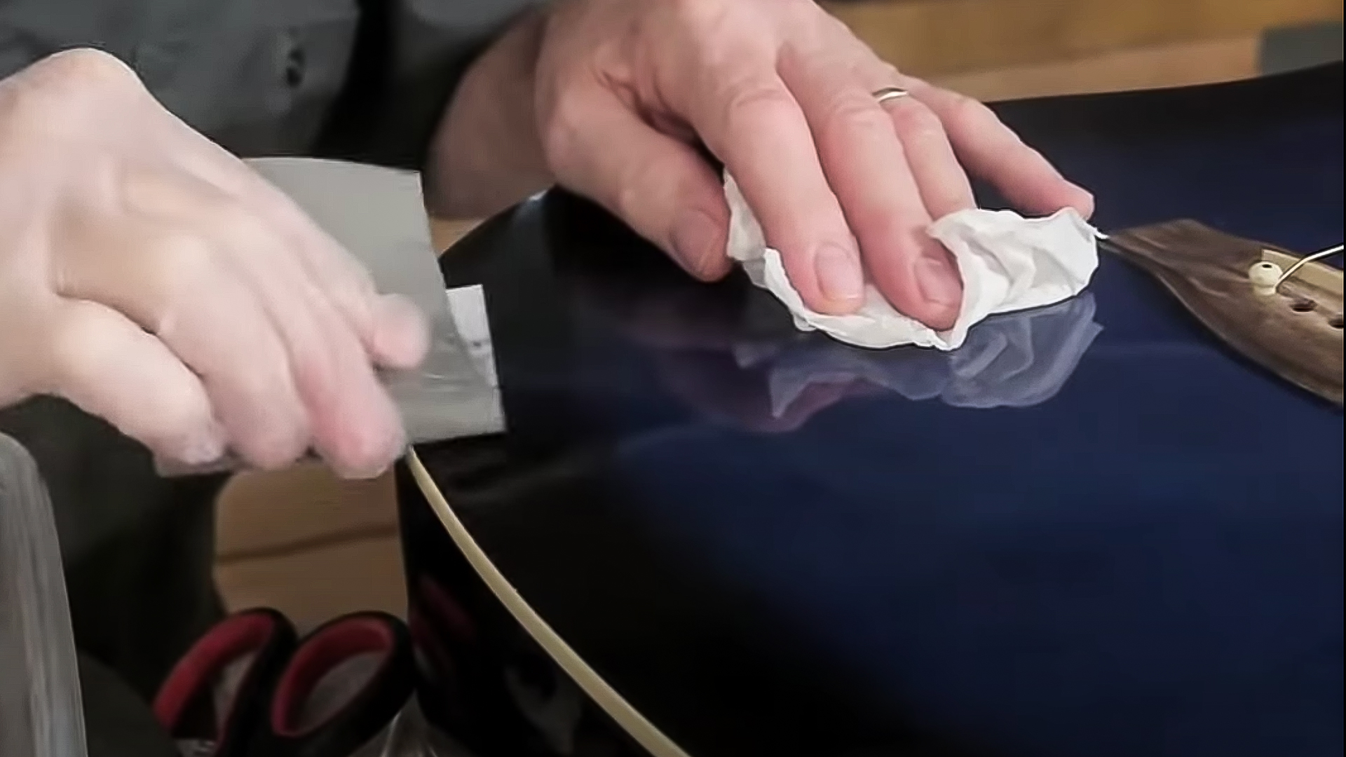 Reparación de un pequeño desconchón en el acabado de tu guitarra Reparación de un pequeño desconchón en el acabado de tu guitarra