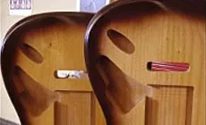 Dos cuerpos de calle, desbordados de sol con latas de pulverización