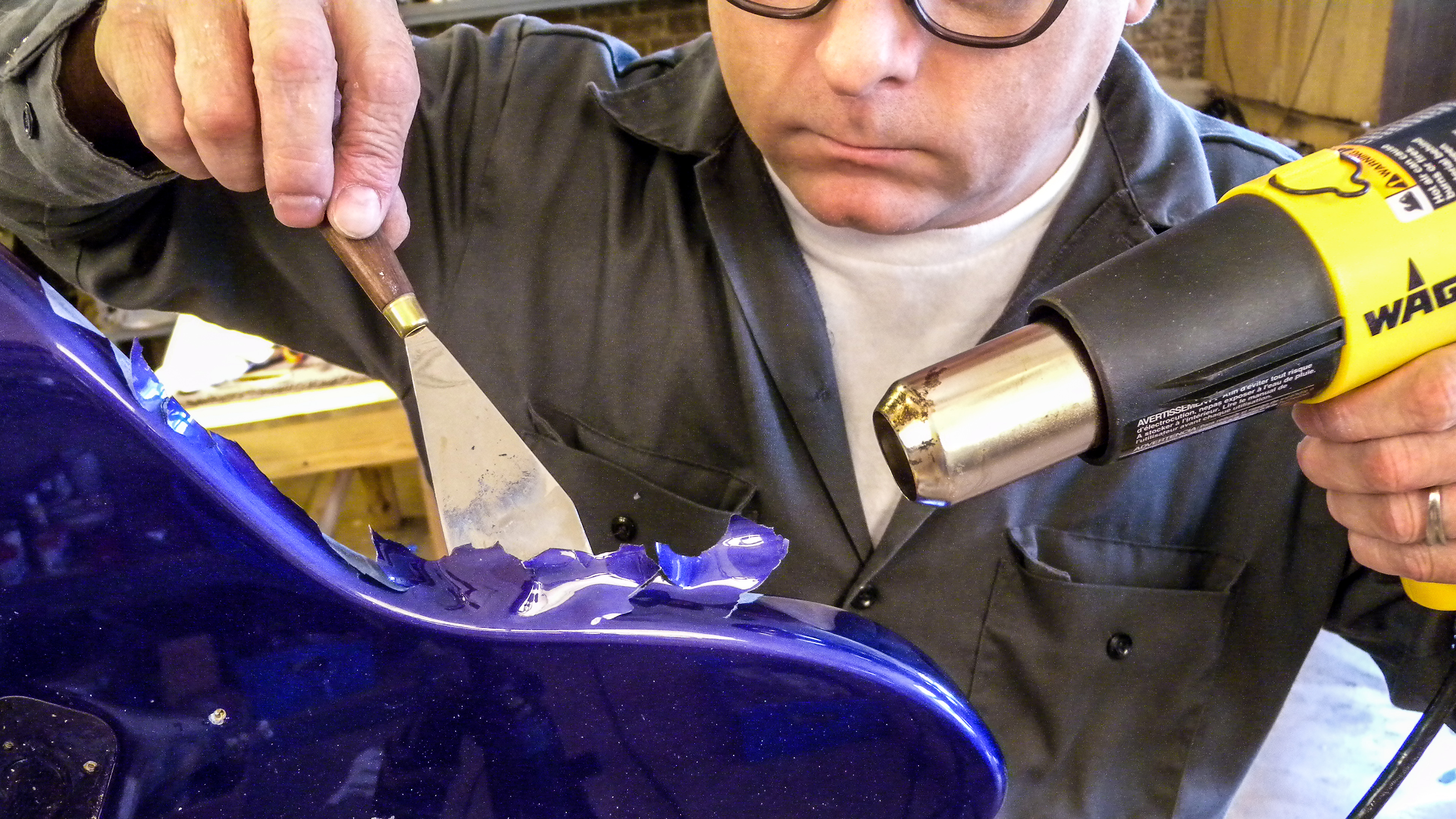 Cómo decapar un acabado moderno de poli guitarra