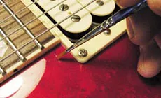 Primer plano del cepillado con acetona