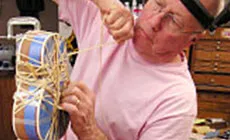 Dan binding una miniguitarra