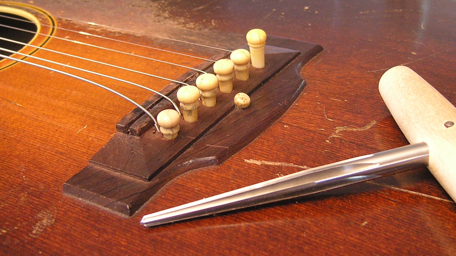 Hacer nuevos alfileres de puente se ve viejo en un Gibson vintage