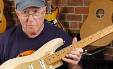 Foto: Dan con guitarra terminada