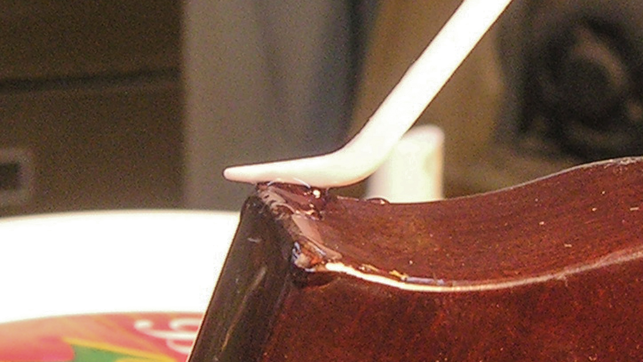 Superllenado de gotas de pegamento: fijación rápida para virutas de acabado