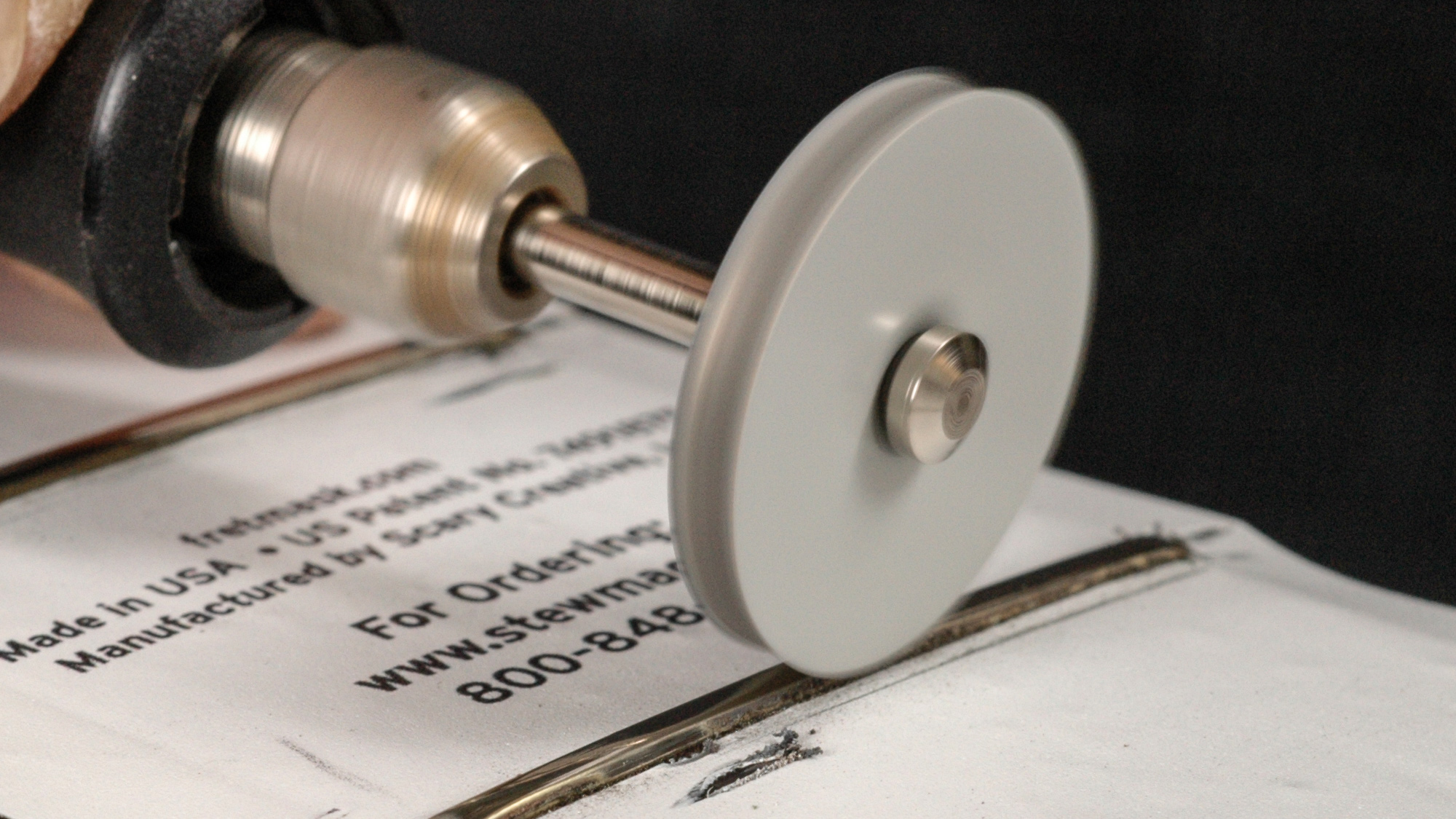 Uso de ruedas de pulido de trastes en un eje flexible