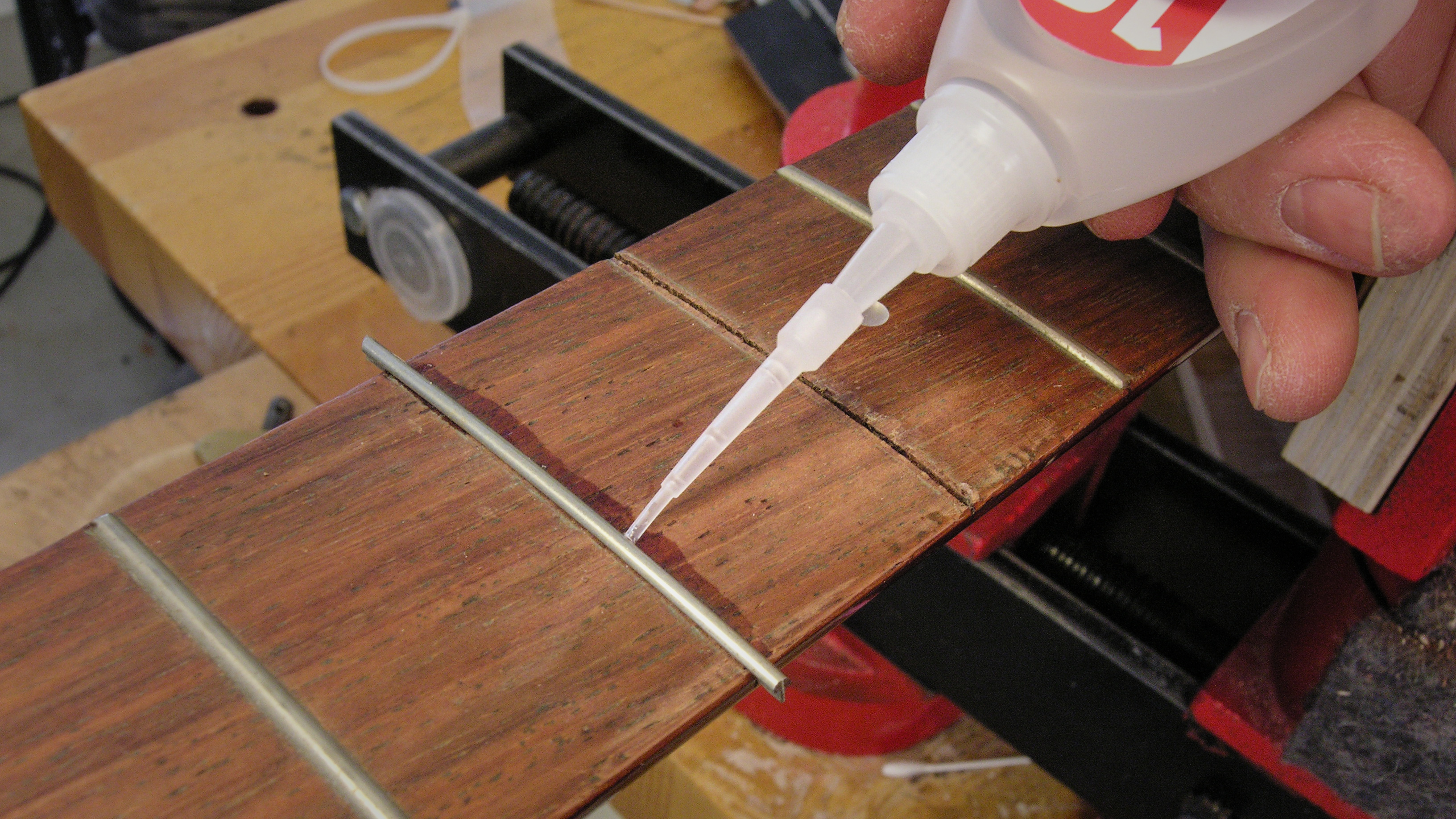 ¿Qué super glue debo usar: fino, medio o grueso?