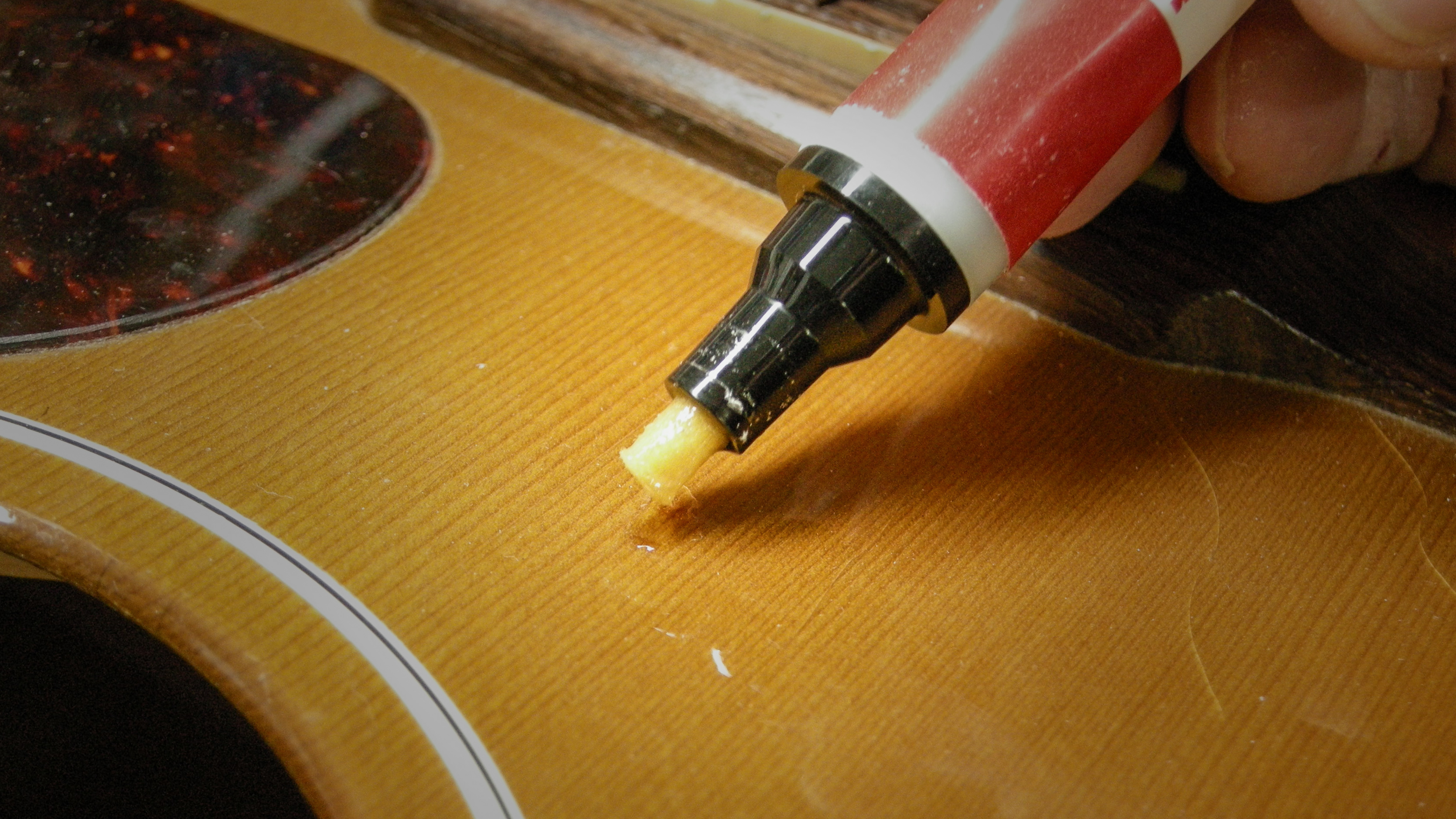 ¡Vaya! Cómo esconder un arañazo en la guitarra de tu hermano mayor