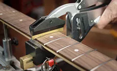 Mueva el útil sobre el traste