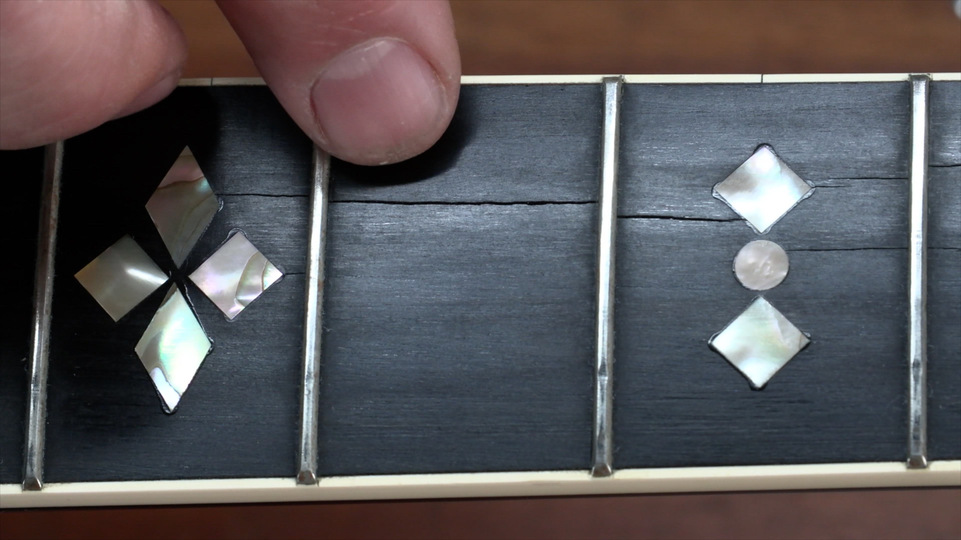 Truco simple para reparar grietas en un diapasón de guitarra