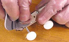 Rallar con lija el clavijeros