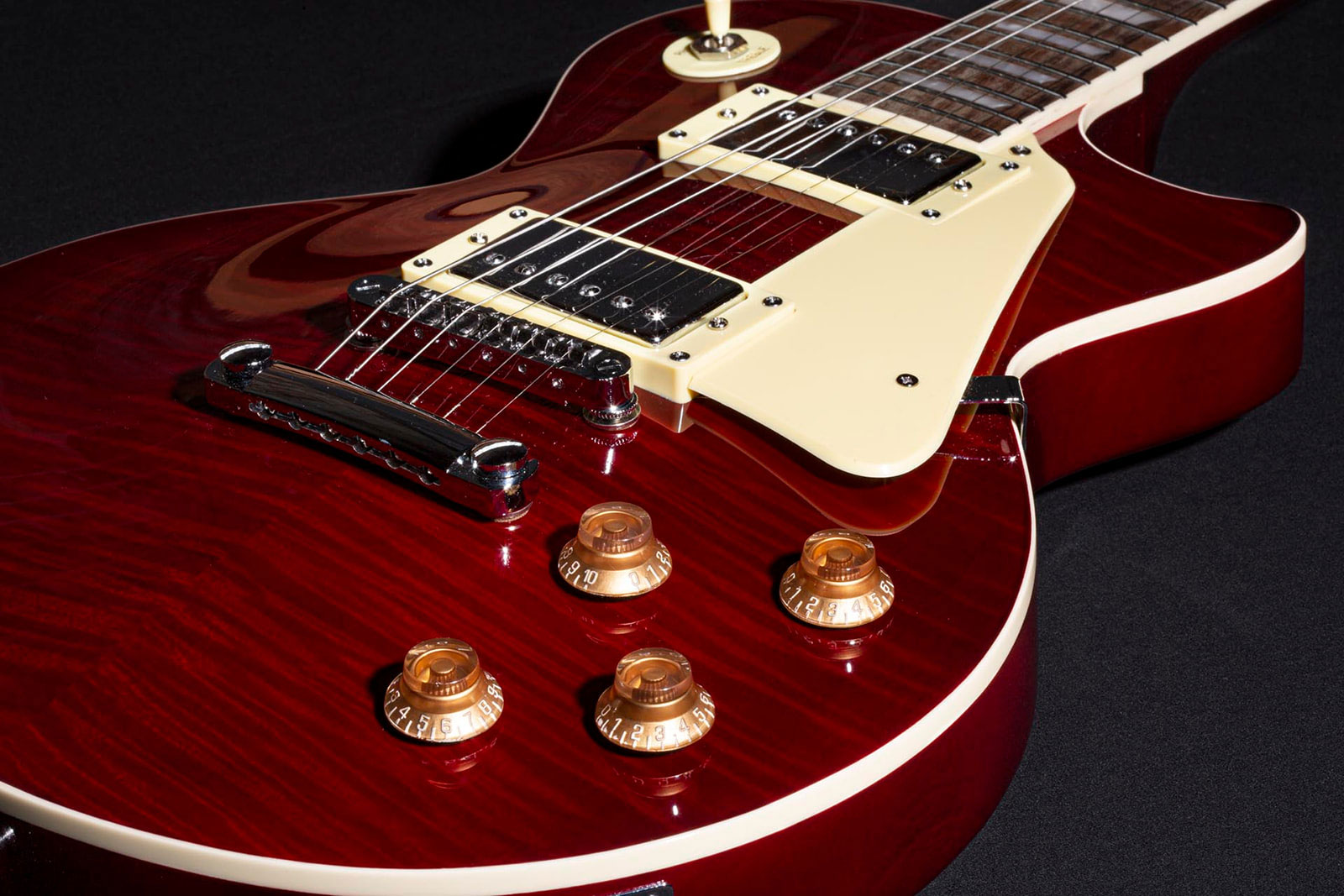 El kit de guitarra LP-Style con acabado rojo y parte superior con llamas
