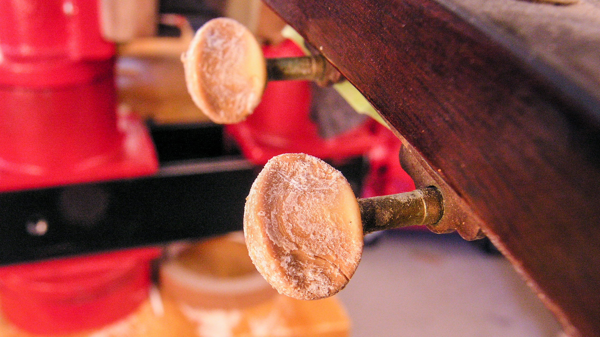 Sustitución de las perillas del sintonizador dañadas