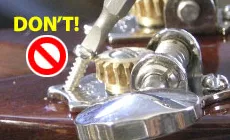 ¡No introduzca los tornillos en ángulo!