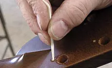 Colocar pegamento en el orificio del tornillo