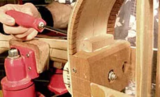 Enroscar en el bloque de soporte de la guitarra