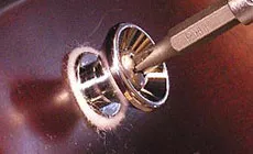 Utilice una arandela de fieltro debajo del botón de la correa