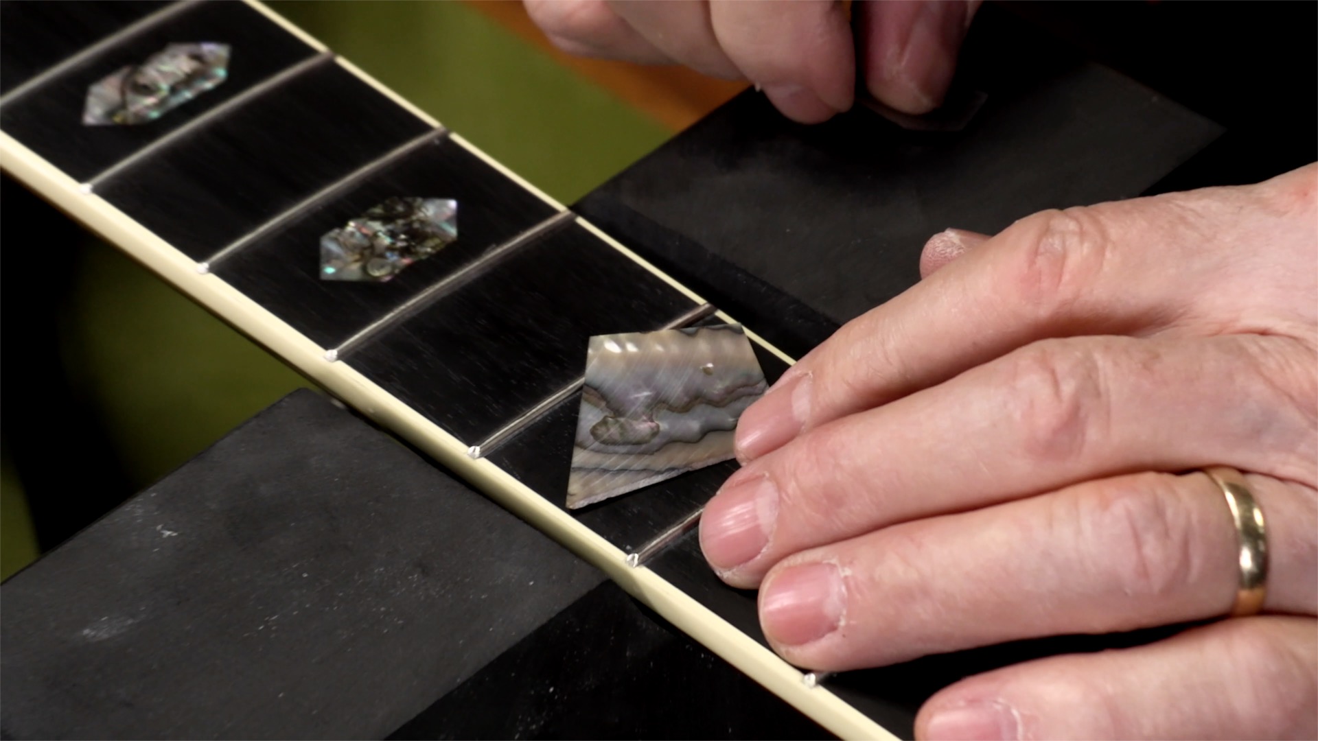 Cómo reemplazar una incrustación de diapasón en un Martin D-45