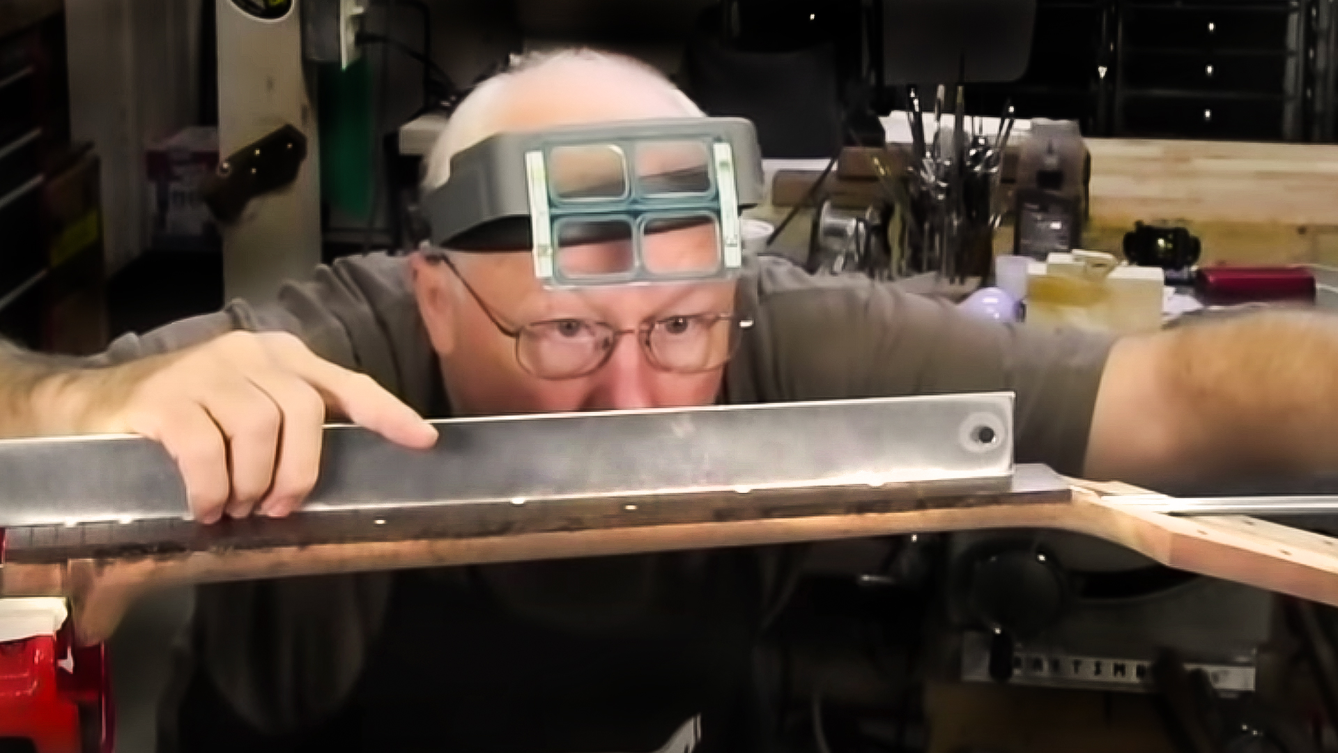 Construir el arco hacia arriba en el mástil de la guitarra