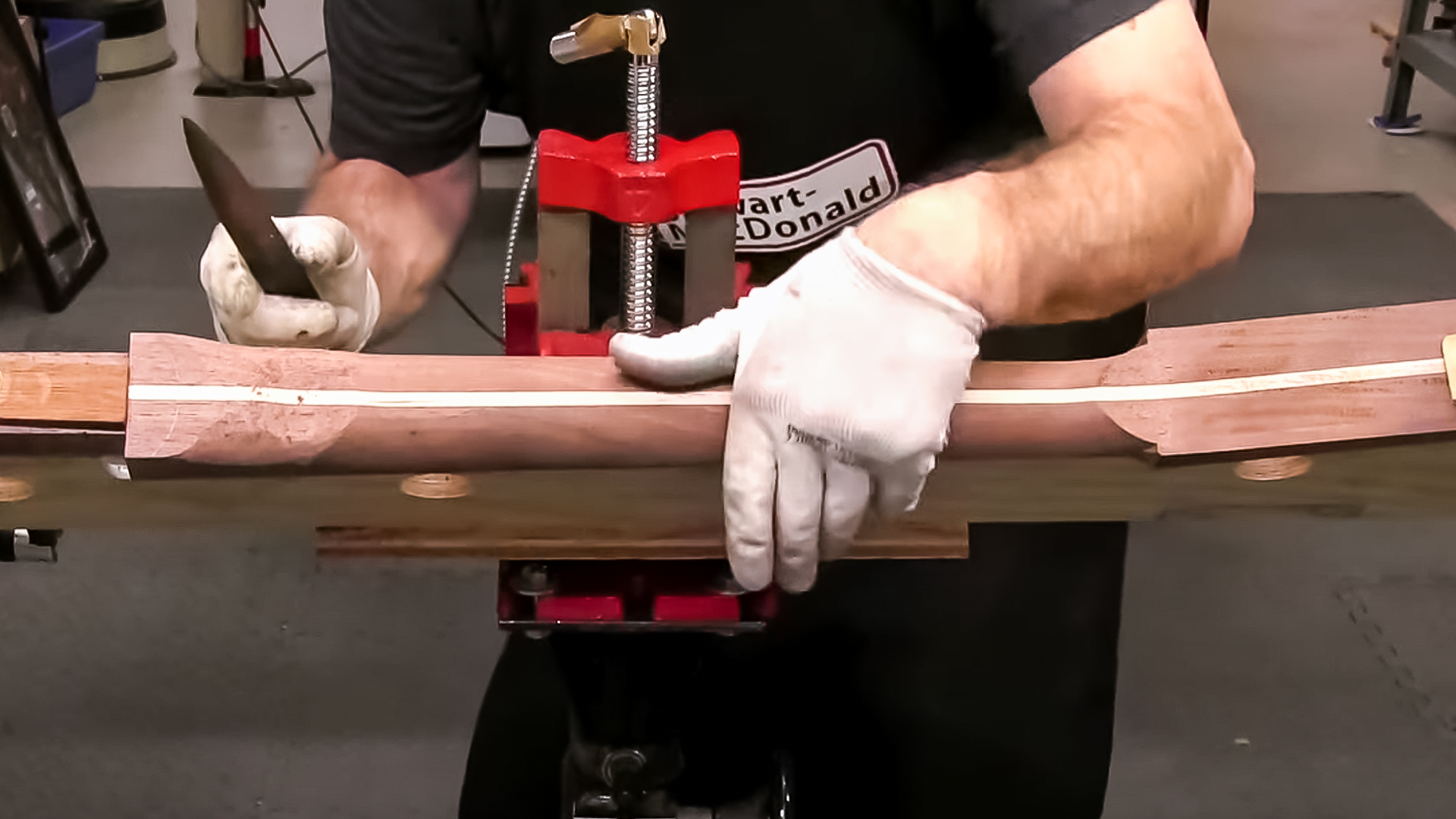 Plantilla de Dan Erlewine para dar forma al mástil