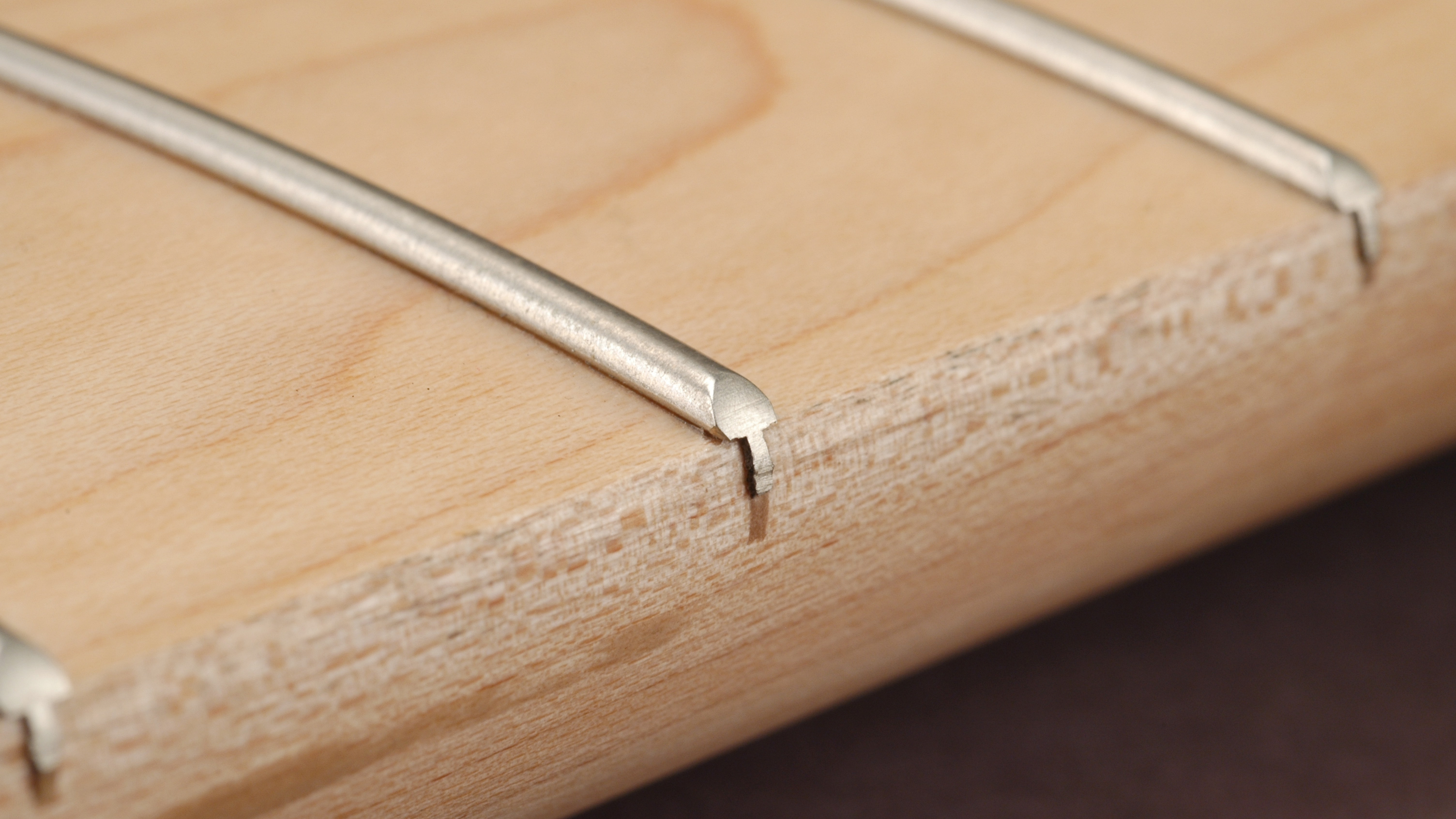 Cómo arreglar trastes que sobresalen debido a la sequedad del ambiente