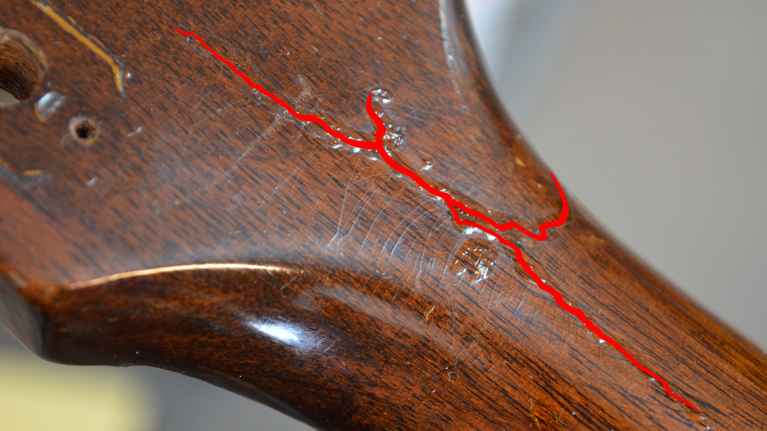 Esconder una "sonrisa malvada" rompe la cabeza de la pala con el truco de la cuchilla de afeitar