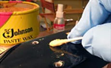 Depilación con cera con un Q-tip