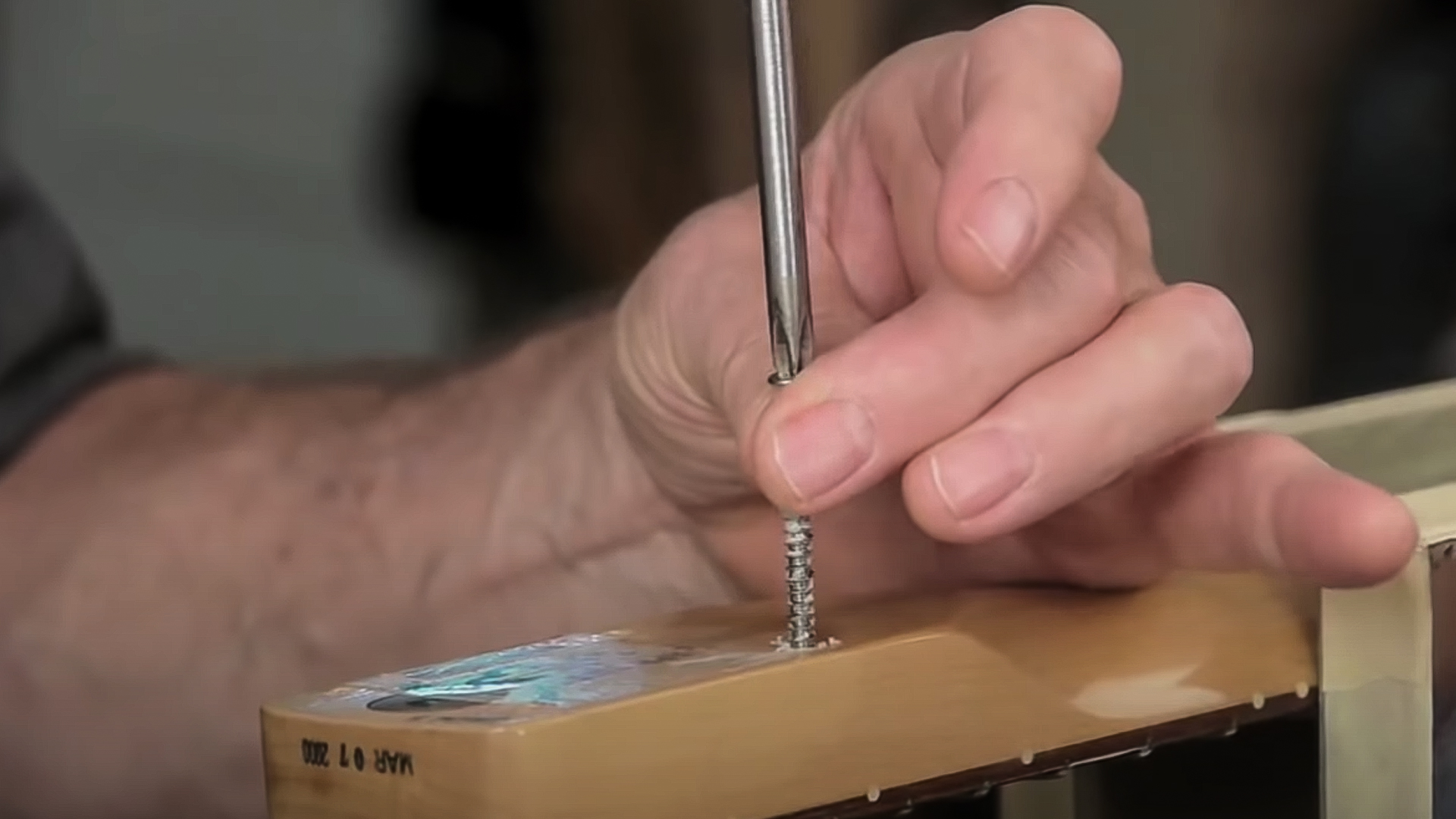 Video: Taponamiento de orificios pelados en guitarra atornillada mástiles