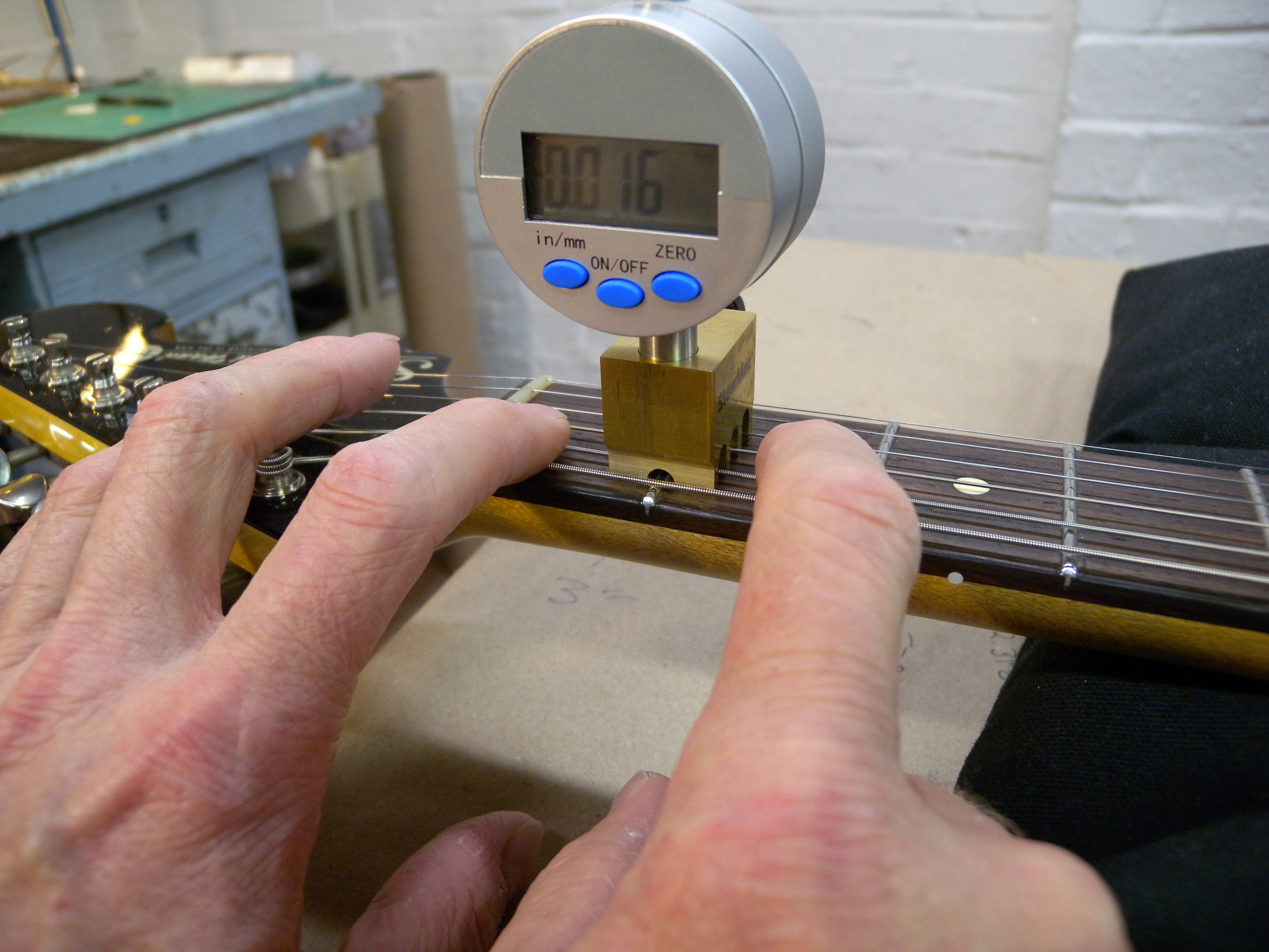 Instrucciones para usar el Digital Nut Slotting Gauge Instrucciones para usar el Digital Nut Slotting Gauge