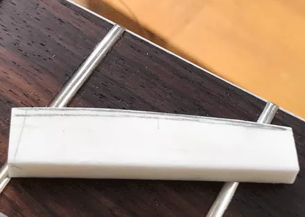 La parte superior de la tuerca se ha archivado para seguir la línea del lápiz