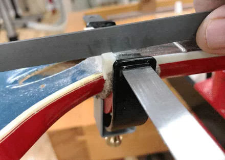 Cuando la lima alcanza la galga de espesores, la profundidad de la ranura